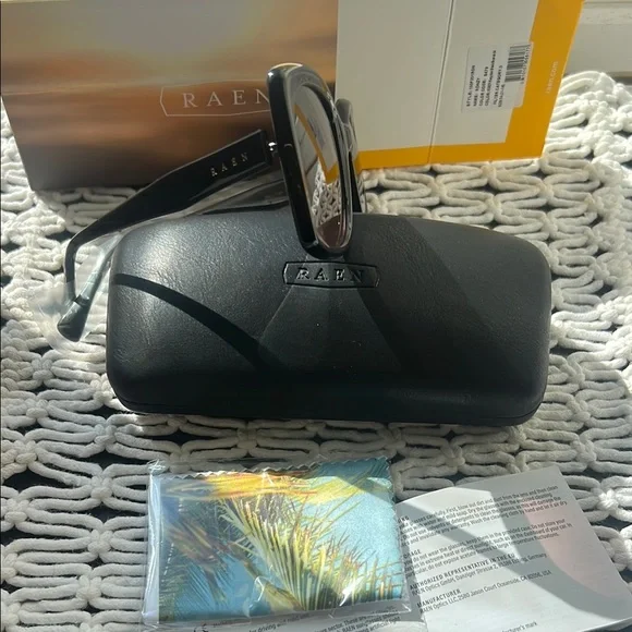 RAEN ronzy Black Sunglasses - Picture 5 of 5